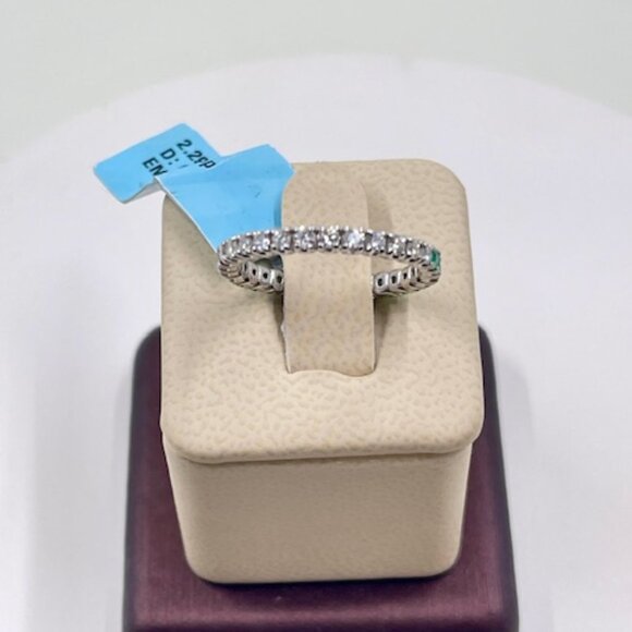 Diamond & Emerald Eternity band in 18k white gold - Picture 2 of 8